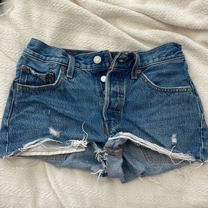 VINTAGE LEVI 501 SHORTS - SIZE 24
